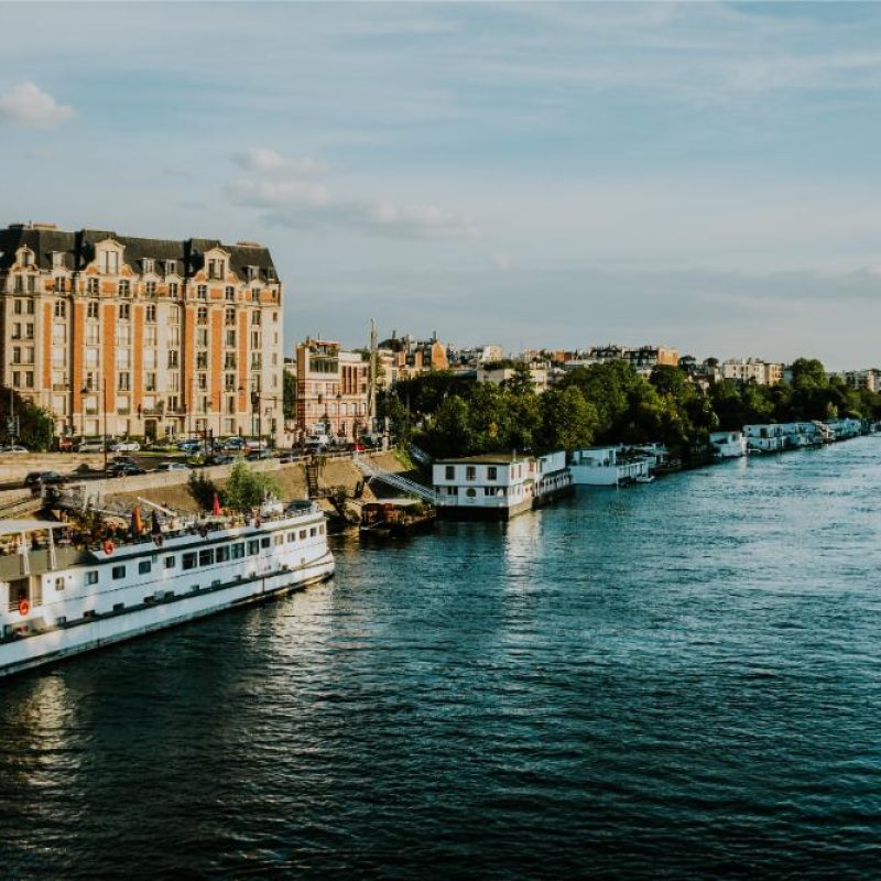 river-and-boats-in-paris-W5V4YXV.jpg